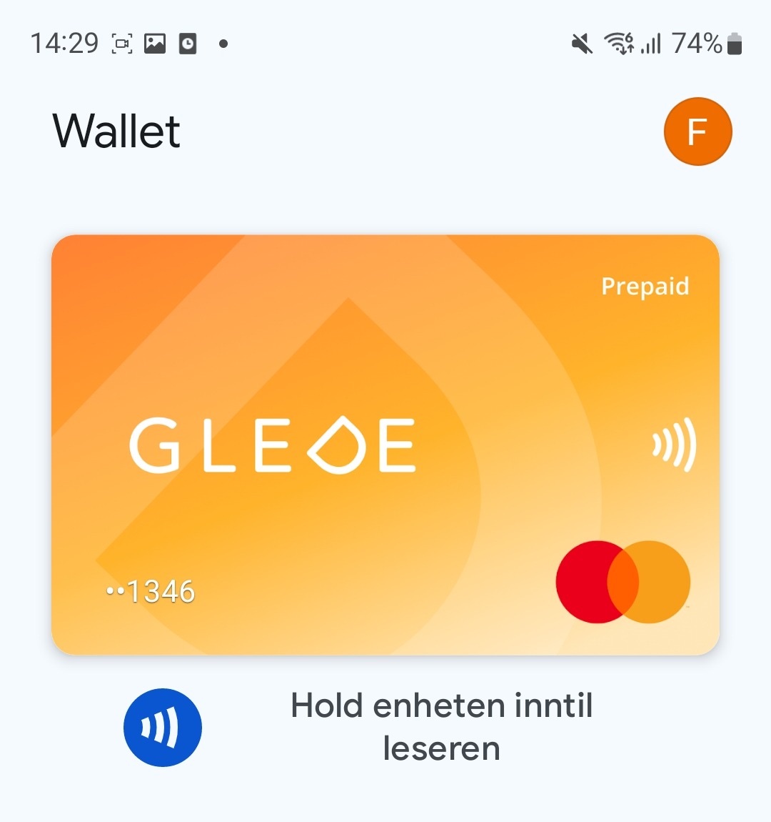 Google Wallet med Glede-kortet fremst, et blått bølgeikon og teksten «Hold enheten inntil leseren» under kortet.
