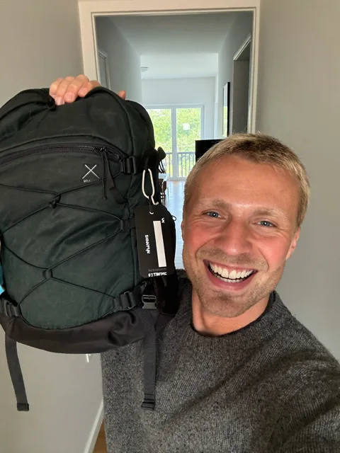 Jonas tar selfie med den nye tursekken sin